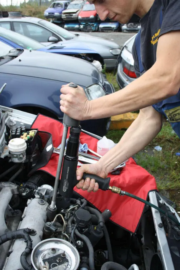 Mit dem Injektoren Auszieh Satz von KS Tools gelingt der Ausbau von Injektoren. Foto: KS Tools