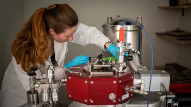 Bild: Dünne Zwischenschichten stärken mehrschichtige Werkstoffe: Kühle Satelliten und biegsame Elektronik