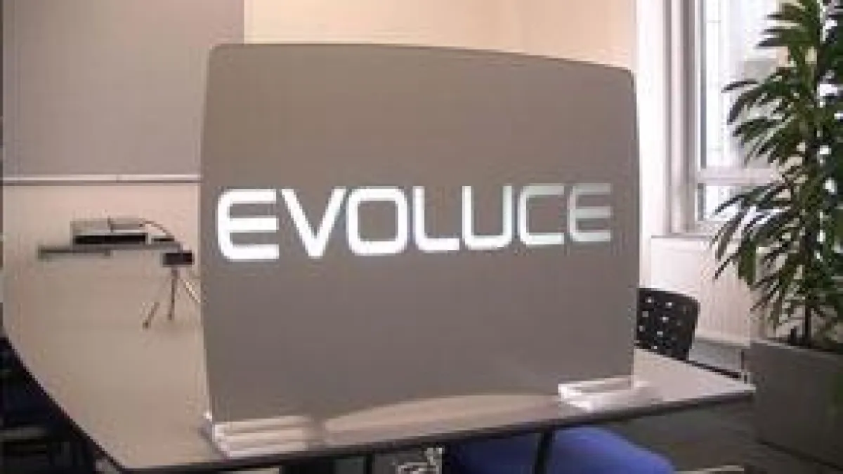 PDK mit Micro Layer Screen und Sensoren auf dem Schreibtisch