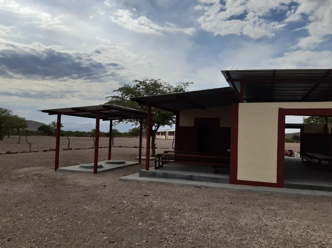 Kochstelle mit überdachtem Essplatz an der Primarschule in Otjirumbu, Kaokoveld, Namibia (© FLY&HELP )