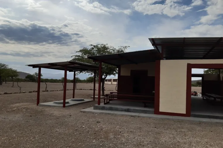 Bild: global office erweitert eigenes Schulprojekt in Namibia durch Bau einer Kochstelle mit überdachtem Essplatz 
