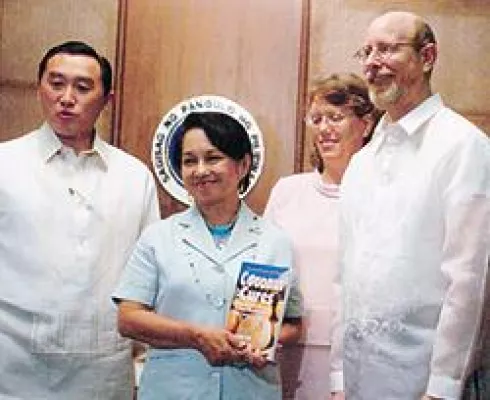 Bild: Dr. Bruce Fife zeichnet Dr. Goerg Premium Bio Kokosöl aus