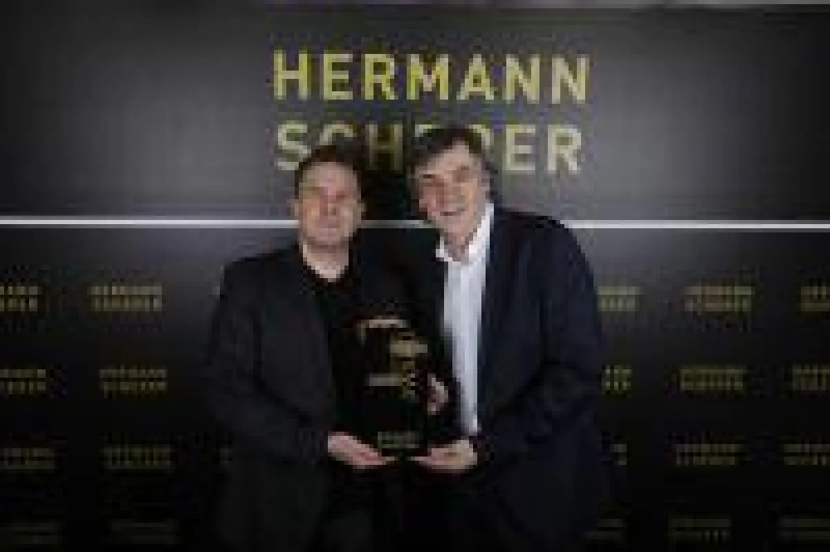 Zeljko Kostelnik (l.) und Hermann Scherer bei der Übergabe des Excellence Awards Foto: Christina Pörsch