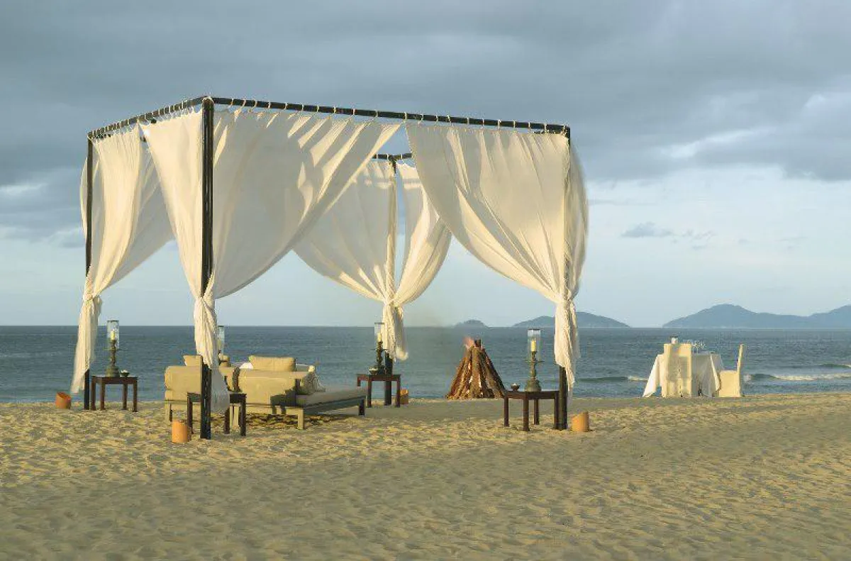 The Nam Hai - Romantisches Dinner am Strand