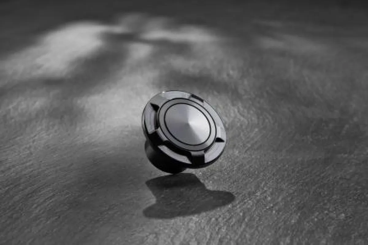 CNC gefräster Tankverschluss mit BLACKPearl Eloxal:  Modellreihen Dyna und Softail