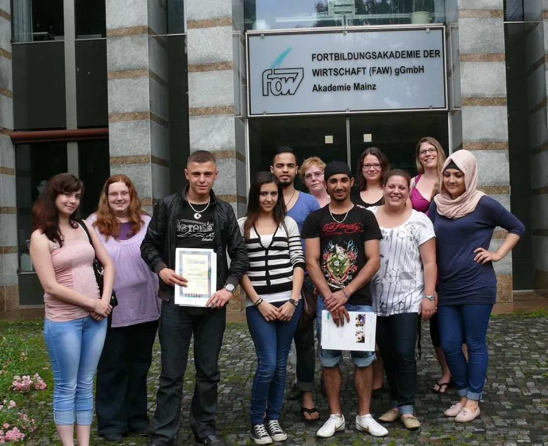 Die frischgebackenen Verkäuferinnen und Verkäufer freuen sich mit den FAW-Mitarbeiterinnen