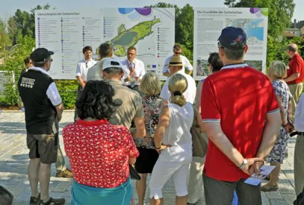 Bild: Mitglieder des Regionalmarketing Oberpfalz besichtigten die Gartenschau in Tirschenreuth