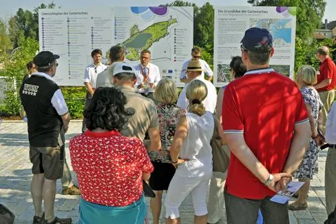 Bild: Mitglieder des Regionalmarketing Oberpfalz besichtigten die Gartenschau in Tirschenreuth