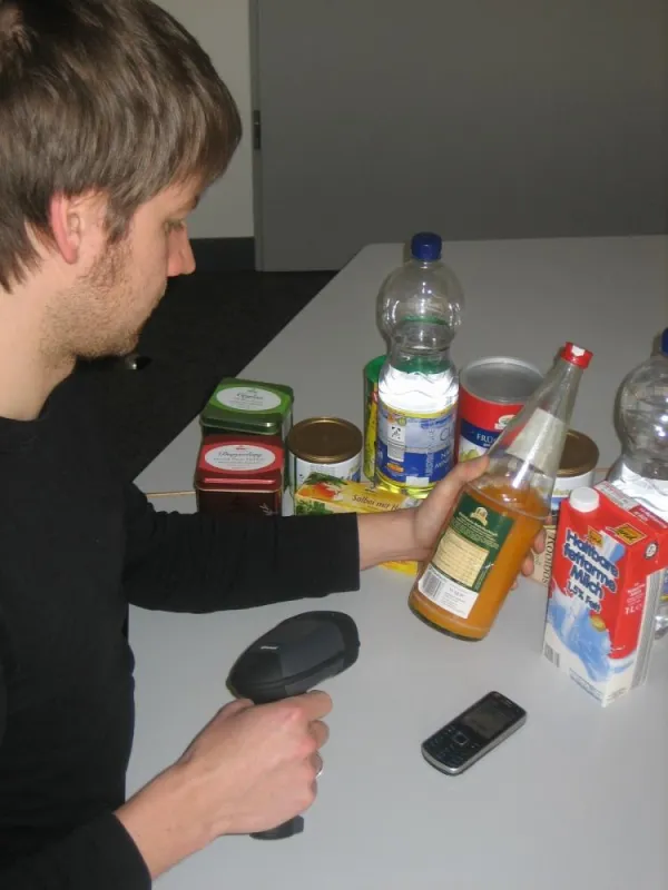 PocketShopper scannt Artikel und liest die Produktinformationen vor.