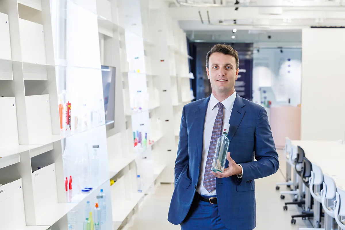 Alpla, präsentiert die neue Weinflasche aus PET in klassisch-eleganter Bordeaux-Optik. (© Alpla)