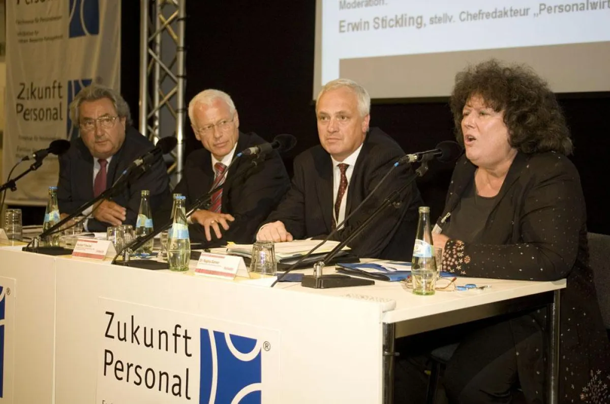 Auf dem Podium (v. l.): Dr. Dieter Hundt/BDA, Hermann Mairhofer/Trenkwalder, Herbert Tritscher/Bundesagentur für Arbeit, Dr. Regina Görner/IG Metall