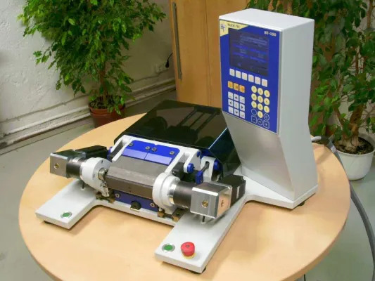 Bild: Blech-Tec präsentiert neue Mini-Schwenkbiegemaschine: BT-150 für Kleinteile