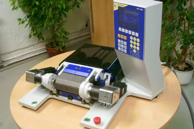 Bild: Blech-Tec präsentiert neue Mini-Schwenkbiegemaschine: BT-150 für Kleinteile