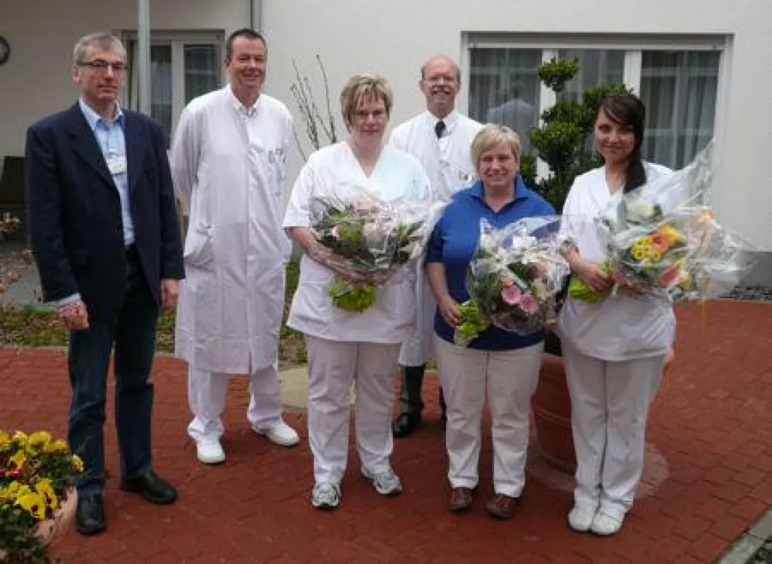 Bildunterschrift: Von links nach rechts: Matthias Menke (Pflegedienstleiter), Dr. med. Martin Bischopink, Gabi Schmidt, Dr. med. Martin Asbach, Annette Schröder, Marina Christiani.