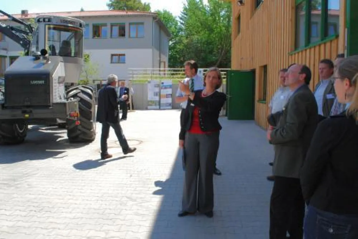 Die Geschäftsführende Direktorin des KWF, Dr. Ute Seeling, mit Gästen vor dem neuen KWF-Technikum