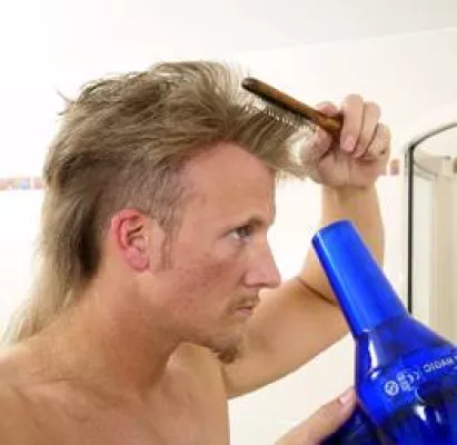 Bild: Nie wieder „oben ohne“ – Neues Haarsystem bewährt sich auch unter dem Motorradhelm