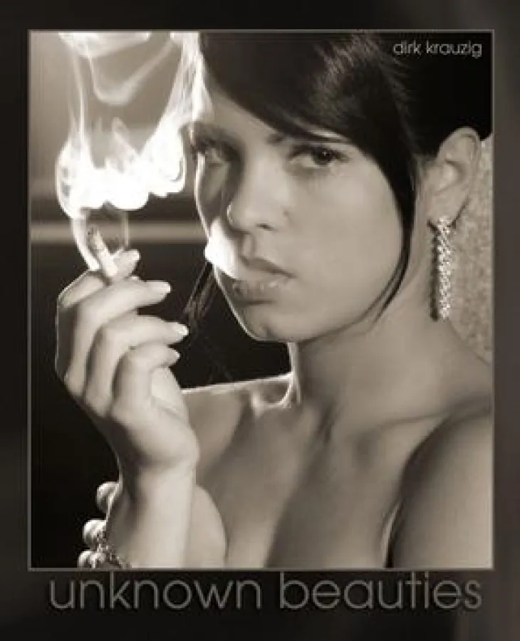 Eigenwilliger Stil, mehr als nur hervorragende Beleuchtung, Erotik die auch auf dem Fotopapier schon fühlbar ist.