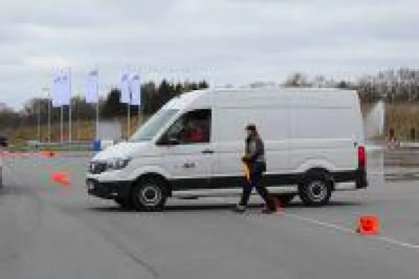 Bild: Kath präsentierte neuen Crafter von Volkswagen auf der Fahrsicherheitsanlage des ADAC Schleswig-Holstein