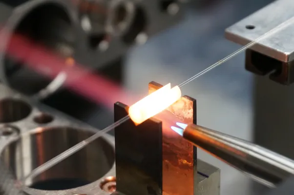 Bild: Faseroptische Komponenten ermöglichen leistungsstarke 2-µm-Faserlaser