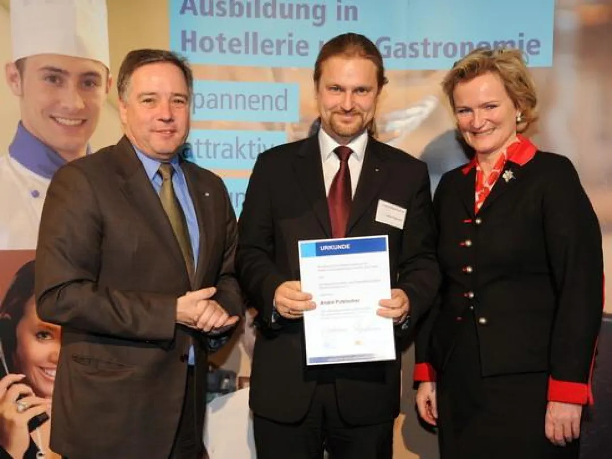 von rechts: BHG-Vizepräsidentin Angela Inselkammer, André Putzlocher, Staatssekretär Markus Sackmann