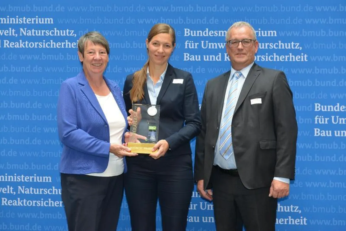 Vizepräsidentin Prof. Dr. Susanne Menzel nahm den Preis von Bundesumweltministerin Dr. Barbara Hendricks und Ulrich Feuersinger, Sprecher der Initiative Pro Recyclingpapier, entgegen. (Foto: Initiativ