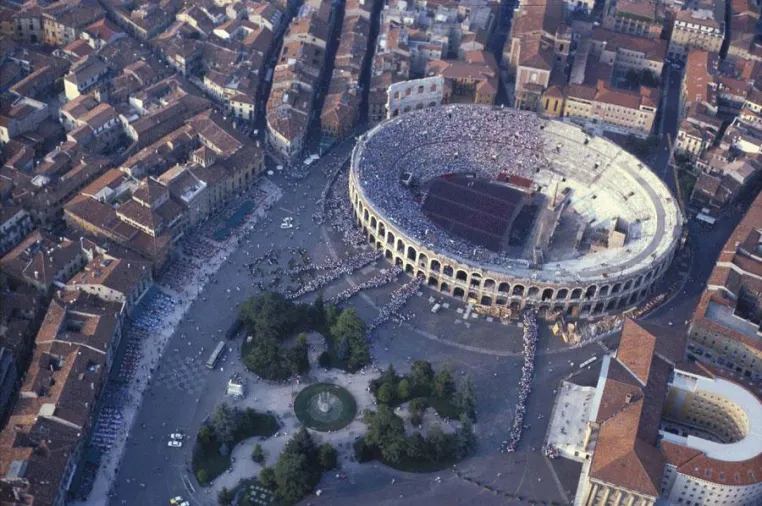 Bild: Lebensfreude pur - Ein Besuch in der Arena di Verona ist ein unvergessliches Erlebnis für Groß und Klein