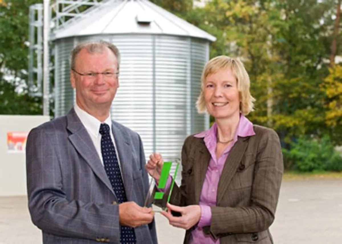 Norbert Lange-Kroning erhält von Astrid Stehmeier, energiekonsens, die 