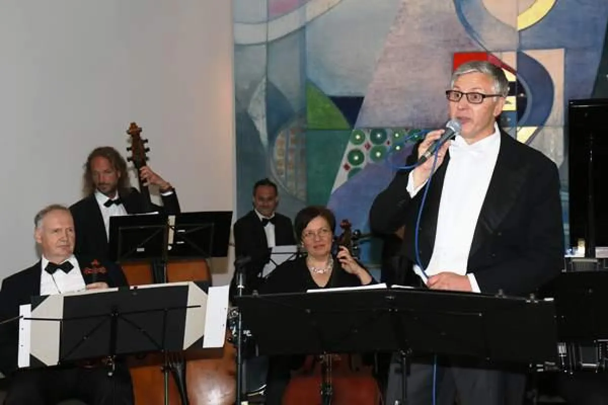 Einen beschwingten, musikalischen Nachmittag bot das Salonorchester Cappuccino im Schloss Liebenau