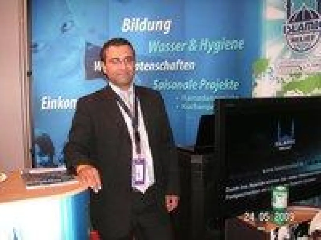 Islamic Relief Mitarbeiter Cemal Yasar informierte auf der Messe über aktuelle Entwicklungsprojekte