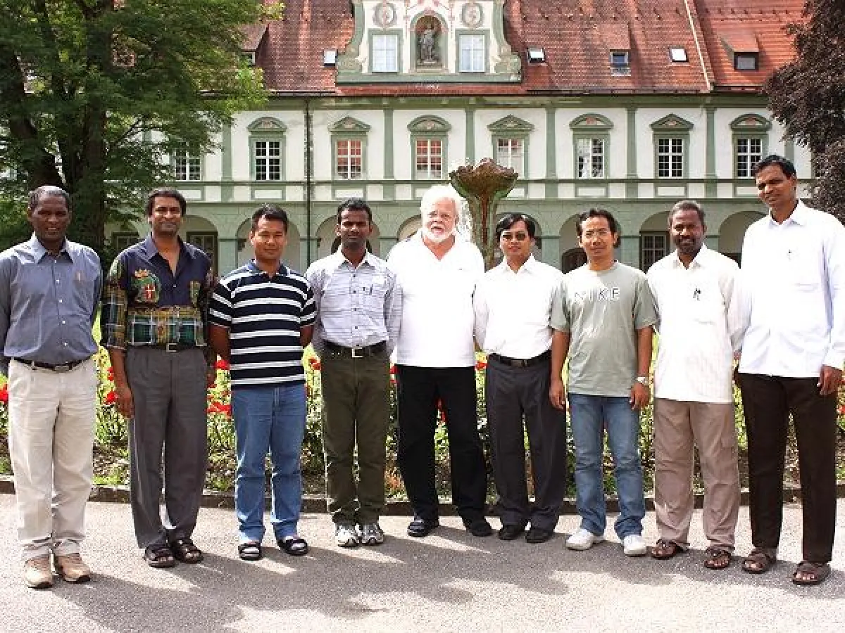 Die salesianischen Sprachschüler aus Indien, Indonesien und Äthiopien. In der Bildmitte Pater Udo Ostrop SDB, der die Gruppe betreute. Foto: Jörg Widmann SDB.