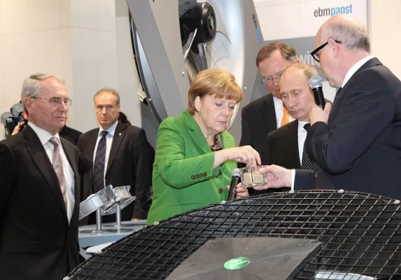 Bild: Hannover Messe 2013: Kanzlerin besucht Messestand von ebm-papst