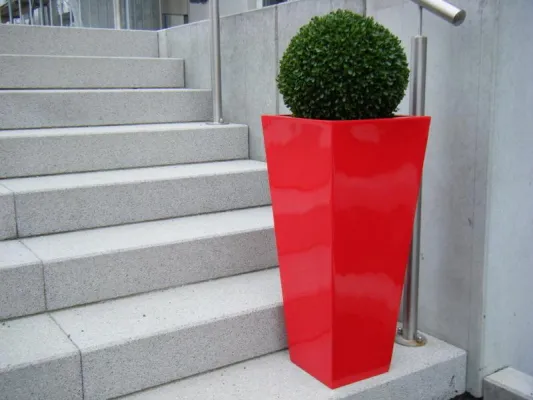 Bild: Eastwest: Neue Blumenkübel und Pflanzkübel in Hochglanz