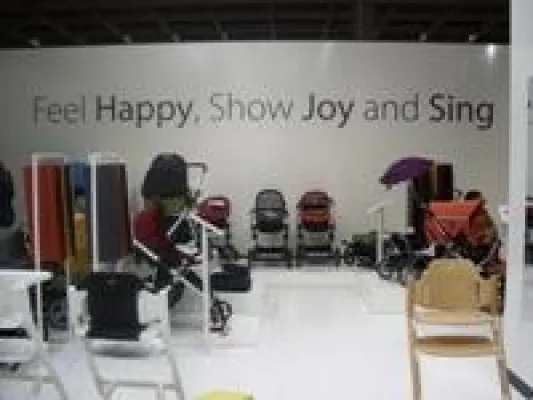 Bild: BRIO hat Zuwachs bekommen: Neue Kinderwagen und –möbel begeisterten auf der Messe Kind+Jugend 2007