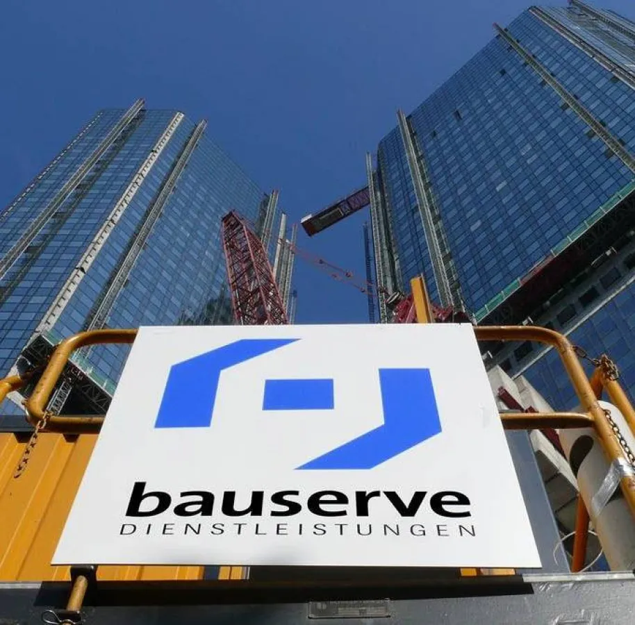 bauserve-Schild vor der Zentrale der Deutschen Bank