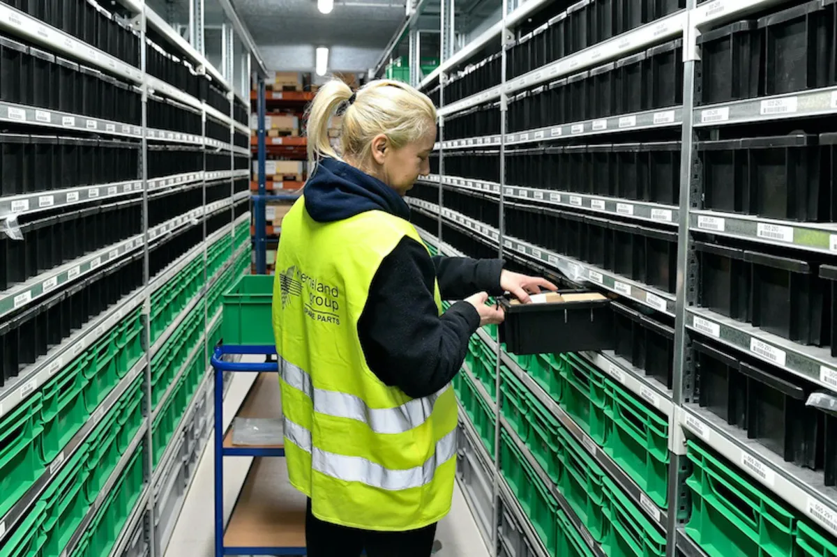 Vereinfachtes Lagermanagement dank der farbigen Kunststoffbehälter von Gamma-Wopla.