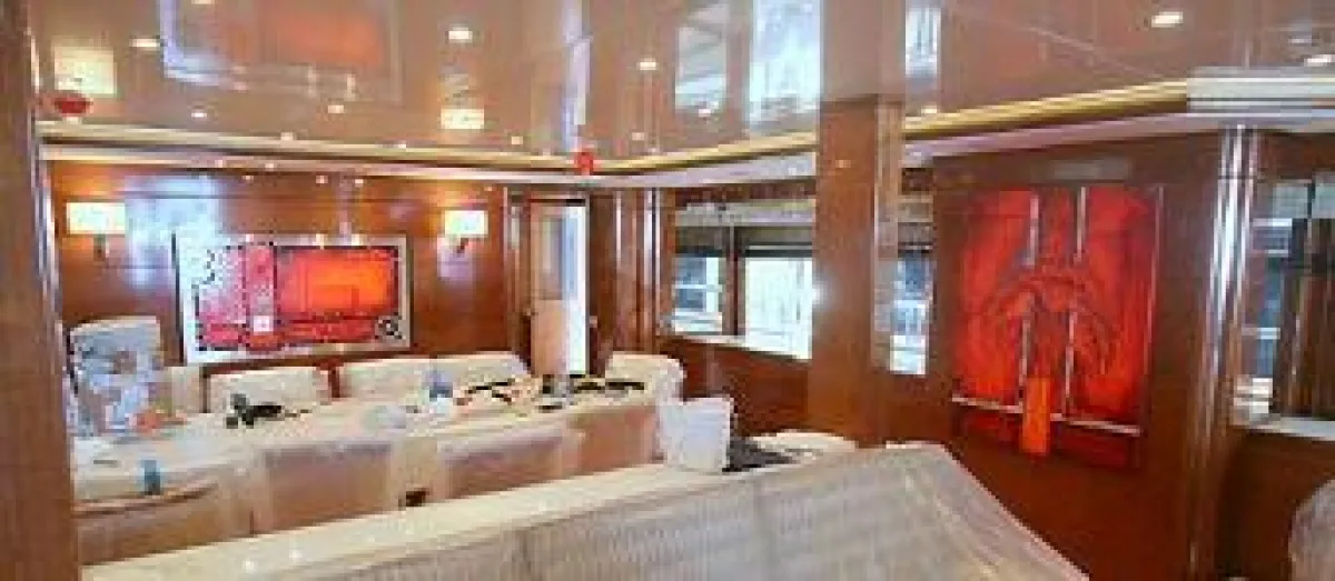 Kongenialer Rahmen für Marco Mehns Kunst: Das Innere der maßgeschneiderten Luxusyacht.