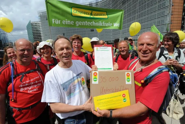Bild: „Genfrei Gehen“ – der Marsch für eine gentechnikfreie Welt erreicht Brüssel – im Gepäck - 35.000 Unterschriften