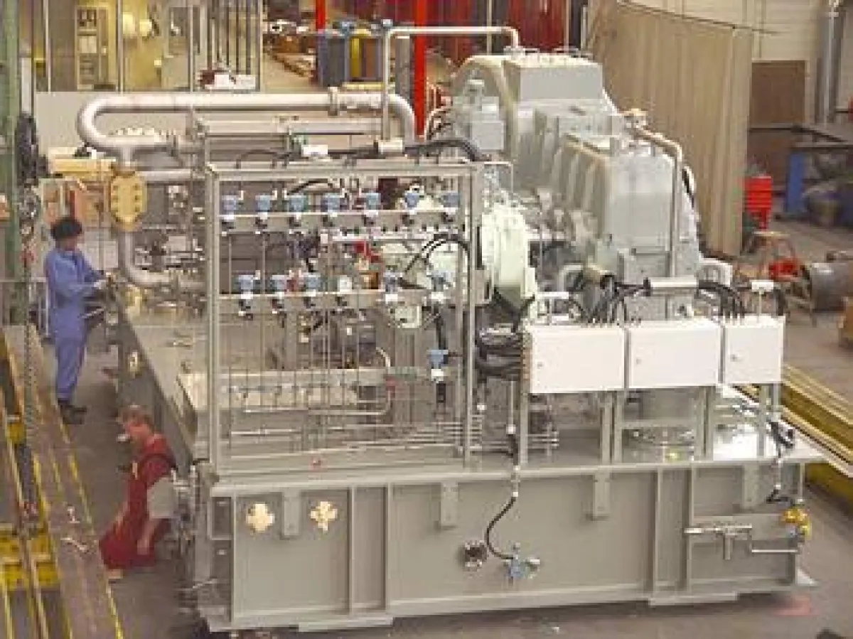 Eines der drei Schmierölmodule für die neuen Hitachi-Turbinen H25 kurz vor der Verladung.