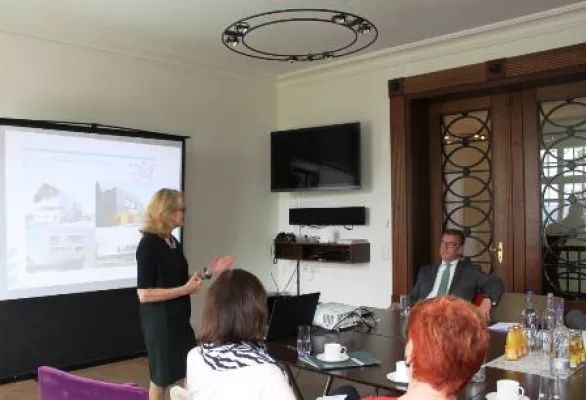 Bild: Wirtschafts- und Gewerbestandort Wilhelmsburg – die Elbinsel nach IBA und IGS – Frühstück im Business Club