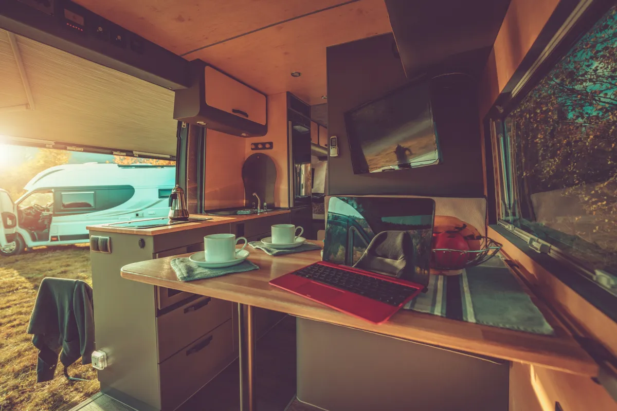 Manche Kunden suchen kein Reisemobil mehr, sondern ein zweites Zuhause auf Rädern. (© iStock / welcomia)