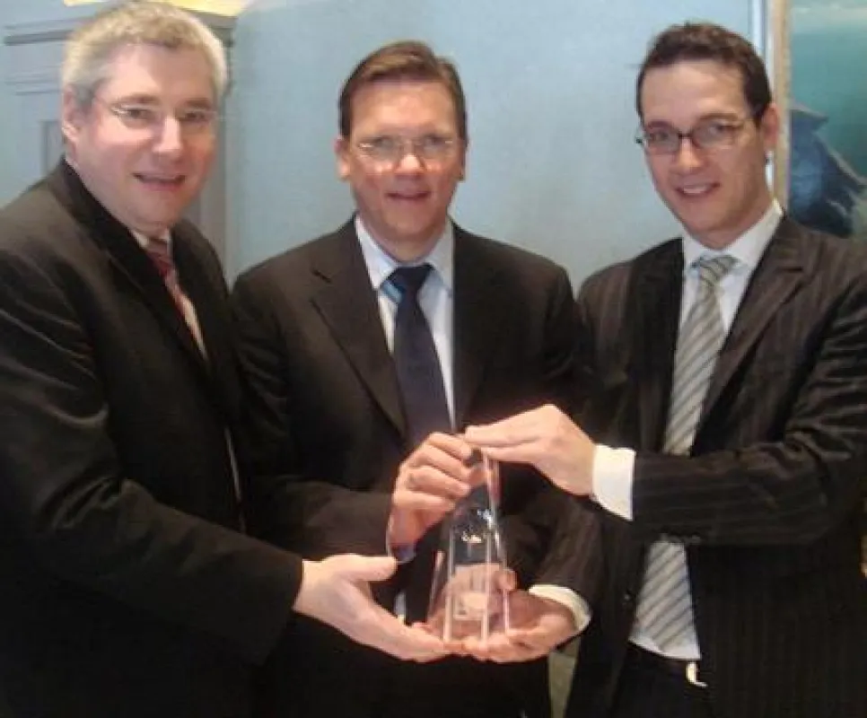 Preisträger des IBM Lotus Award 2007 für Distinguished Achievement:
M. Föllmer (Mitte) und M. Adolph (rechts), CEOs der ebf GmbH, sowie W. Fey (links), IT Architect bei ebf.
