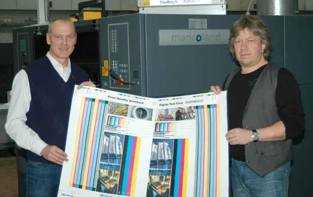 Bild: dpv – druck und papierveredelung GmbH produziert mit neuer manroland 8-Farben Maschine.