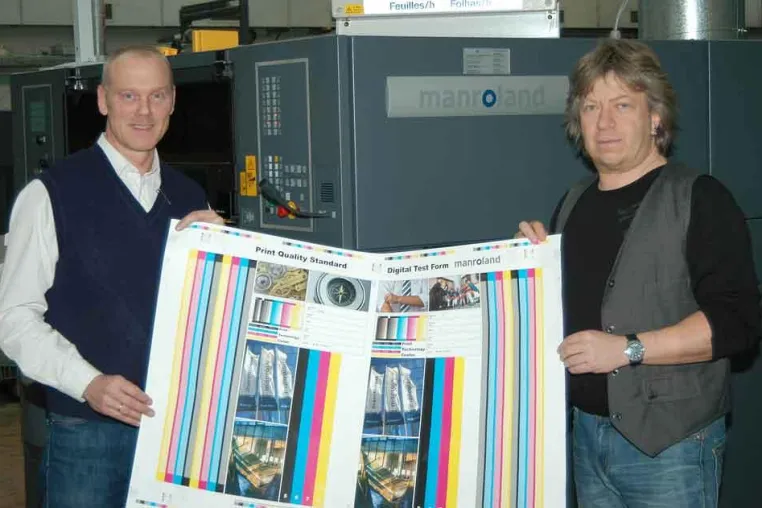 Bild: dpv – druck und papierveredelung GmbH produziert mit neuer manroland 8-Farben Maschine.
