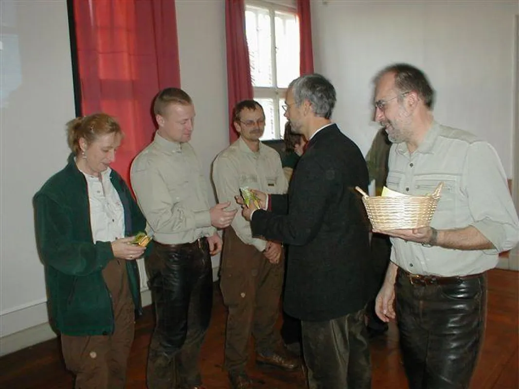 Amtsleiter Ulrich Meßner (2. v. r.) gratuliert Christine Dingler, Michael Kühl und Mario Müller (v. l. n. r.) zum Abschluss