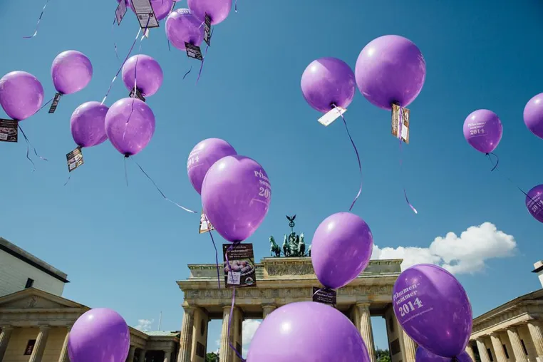 Startschuss in den Pflaumensommer - BVEO lässt 1.000 Ballons in den Berliner Himmel steigen Bild: Startschuss in den Pflaumensommer - BVEO lässt 1.000 Ballons in den Berliner Himmel steigen