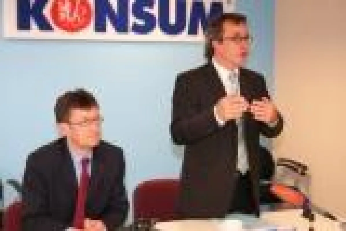 Roger Ulke (rechts), Vorstandssprecher KONSUM DRESDEN eG, erläutert die Bilanz 2008
