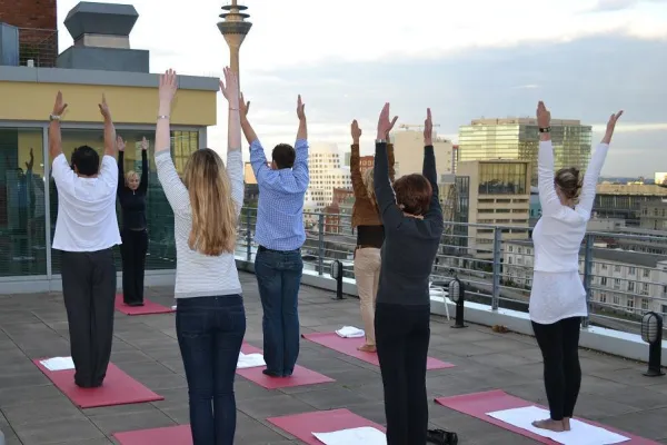 Bild: Courtyard by Marriott Düsseldorf Hafen bot ausgewählten Gästen einen entspannten Tagesausklang mit Ze(h)n Yoga