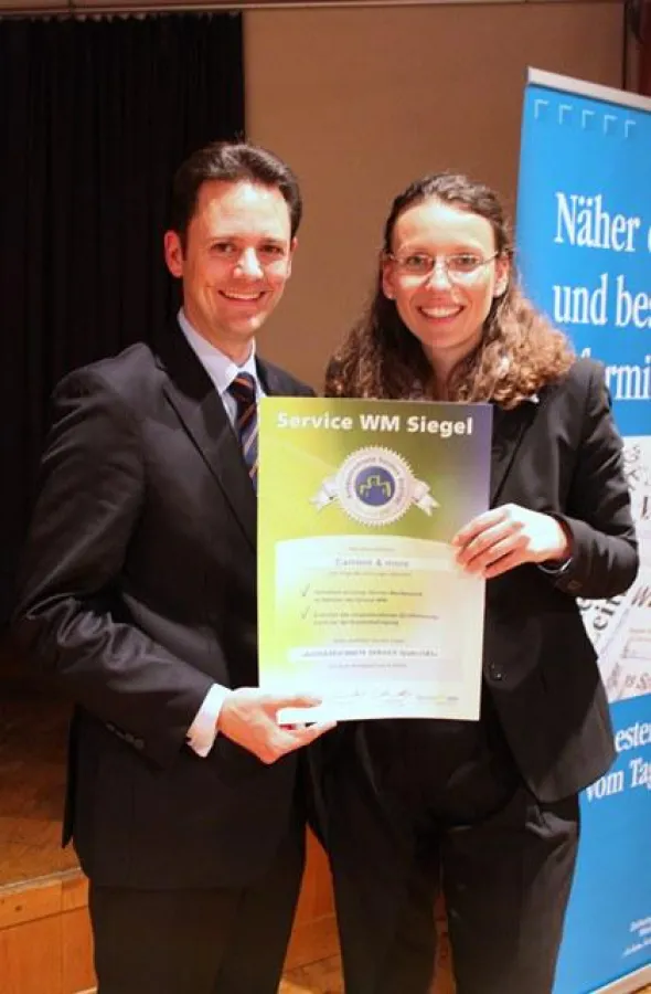 Jochen und Simone Stargardt mit dem Service-WM-Siegel.