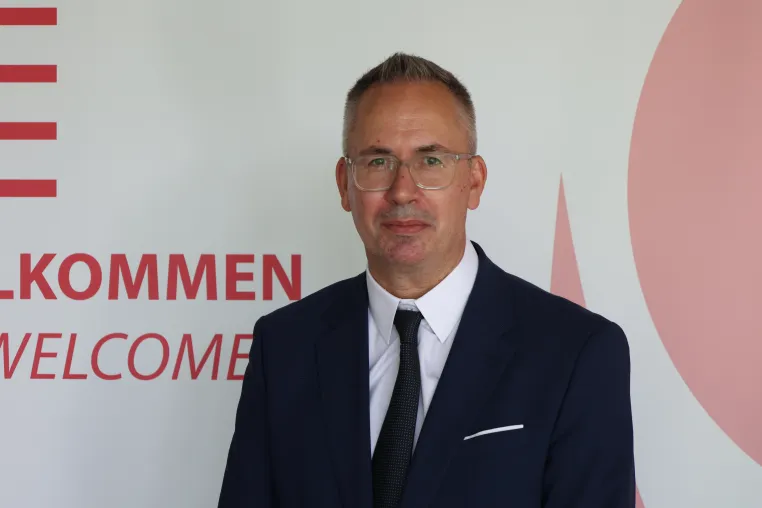 Tom Alby ist neu berufener Professor an der TH Lübeck: Zwischen Bach, Big Data und künstlicher Intelligenz Bild: Tom Alby ist neu berufener Professor an der TH Lübeck: Zwischen Bach, Big Data und künstlicher Intelligenz