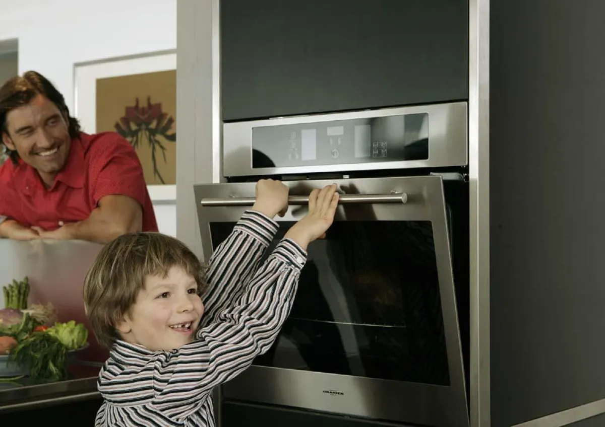 Innen heiß und sauber, außen handwarm und sicher - Sicherheit vor Verbrennungen durch vierfach verglaste Backofentür